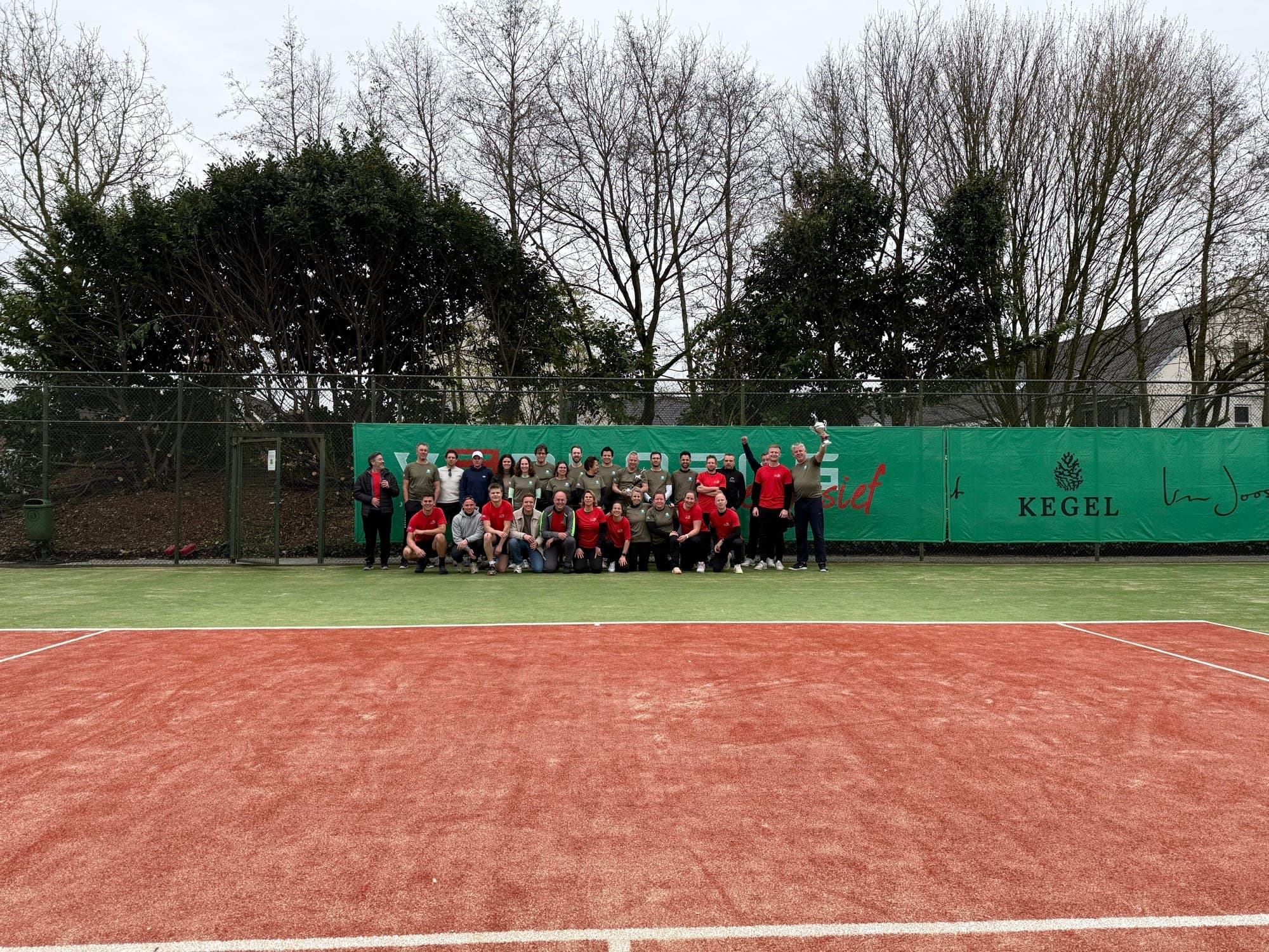 Groepsfoto van de spelers van T.V. Stroe en TC de Harremaat met de CRM Force Cup
